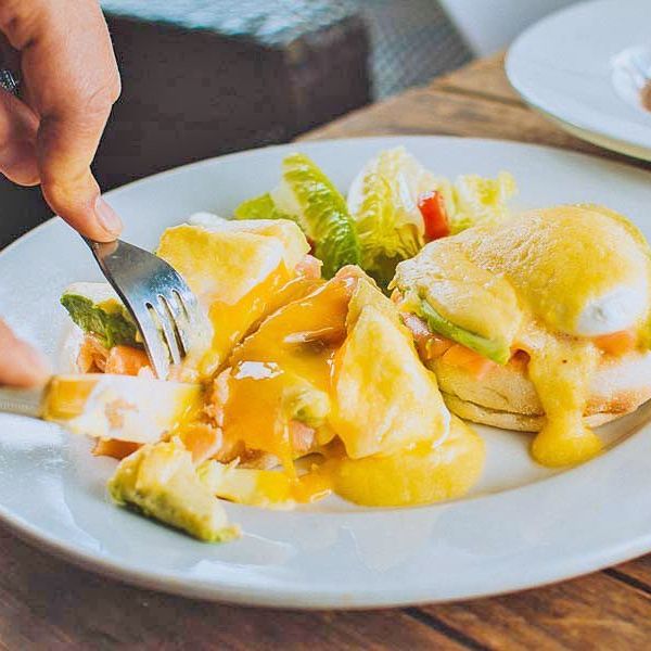 Todos tenemos ese amigo que no se aguanta y empieza a comer antes de la foto ...