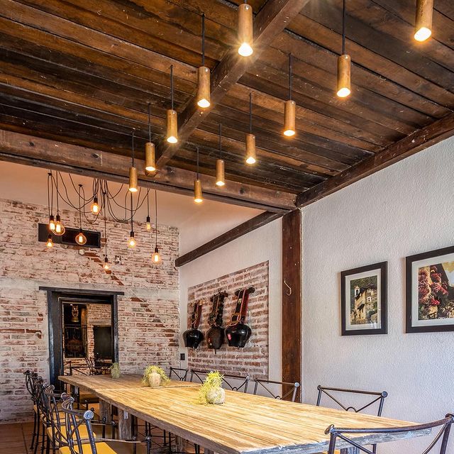 Nuestro Speakeasy es preciso para eventos pequeños-medianos con alta discrec...