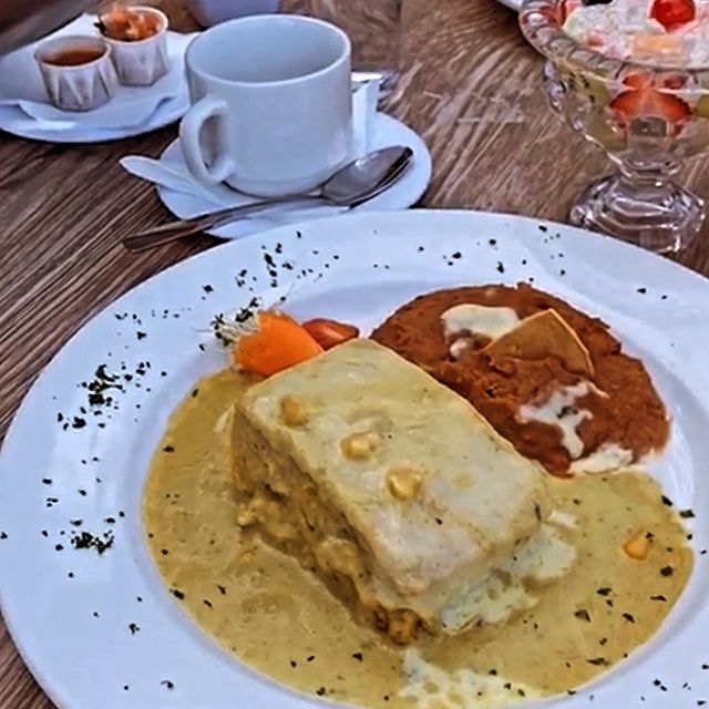 Pan de elote, copa de frutas, frijoles, jugo de naranja y un buen café 😍🤤

...