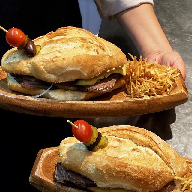 La ya famosa 🤩

TORTA PRIME RIB
120 gr de prime rib, aguacate, tomate, cebol...
