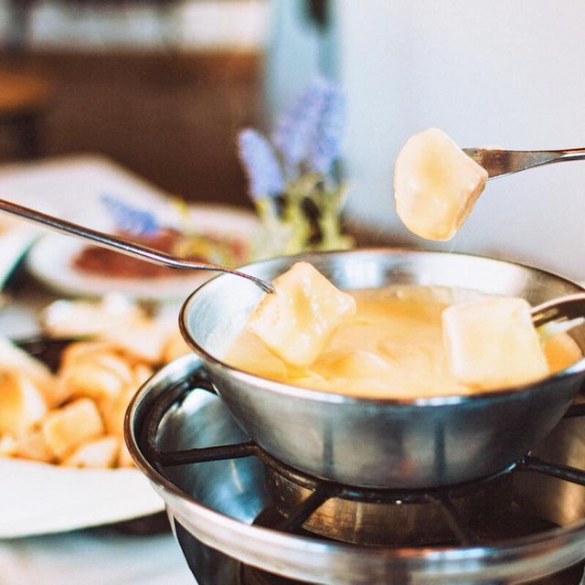 Desde las montañas Suizas🇨🇭te traemos nuestro Fondue 🧀 directito a tu cas...