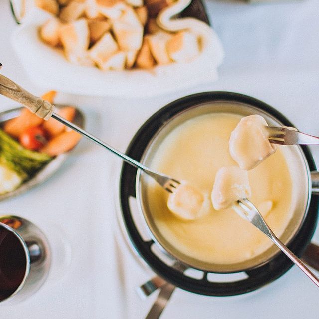Con este frio nada más se antoja un buen Fondue ❄️ directito a la puerta de ...