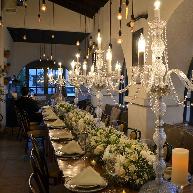 ¿Ya sabes el tipo de flores que quieres para tu mesa? 📍Dr. Paliza #62 esquin...