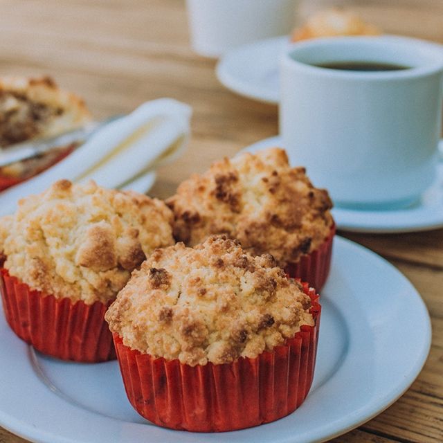 Muffin relleno de manzana, horneado con chispas de mantequilla y azúcar; con ...